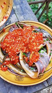 Catch rice field eels and make steamed rice field eels, which are delicious in the mountains #Junglechef #outdoor #food #eel #reels | 苗族小宇