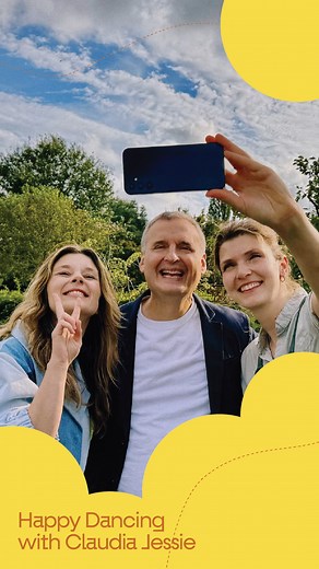 Phil Rosenthal on Instagram: "From the ton to the table… Claudia is a pure delight to dine with. Who were your favorite Season 8 guests on Somebody Feed Phil? #claudiajessie #somebodyfeedphil #bridgerton #eloisebridgerton"