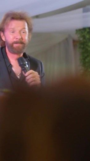 Ronnie Dunn Neon Moon Wedding Performance