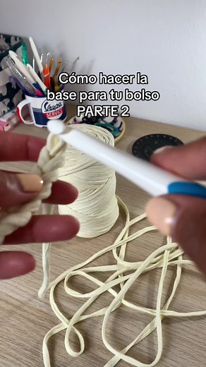 Aqui os dejo otra forma super fácil de hacer una base para un bolso. Esta base le dará una forma mas cuadrades y menos redondeada a vustros bolsos 🫶😊 #crochetbag #tendencias2023 #crochethandmade #handmadebag #tendenciacrochet #trapillo #smallbusiness #crochet #tutorialcrochet #diycrochetbag #bolsoviral #bagtutorials #tutorialestiktok #crochetpasoapaso #slowfashiontiktok #tutorialesfaciles