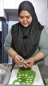 Ondeh-ondeh Tarts Recipe Bahan-bahan 125 gm mentega SCS (dilembutkan) 1 biji kuning telur (grade 😎 1 sdb susu manis 10 gram gula icing ½ sdt garam 200 gm tepung gandum 15 gm tepung krim kelapa 1 sdt esen vanilla 1 tsp pandan emulco/essence Bakar di suhu 160-170 degrees 15-20mins Filling Gula Melaka 2 buku gula melaka (≈100g) 4 sudu besar santan pekat Kara 1/2 sudu besar butter bergaram 1 sudu besar tepung jagung 1/2 sudu besar air ================ Ingredients 125 grams SCS Butter salted (soften