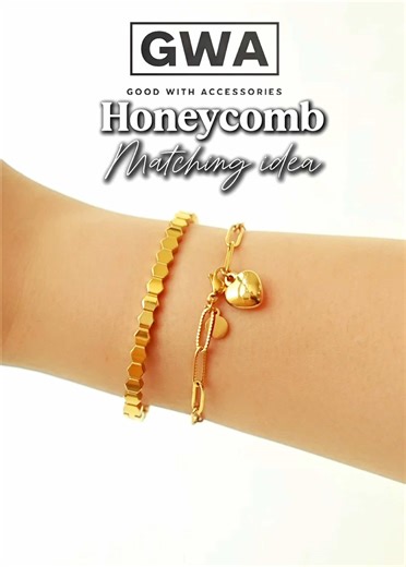 Dapat matching set ini memang manis 😍 Code : Honeycomb bangle ( Ats - 49 ) Paper clip love gelang ( Ats - 13 ) #emastitanium#gelang#bangle#accessoriess#stainlesssteel