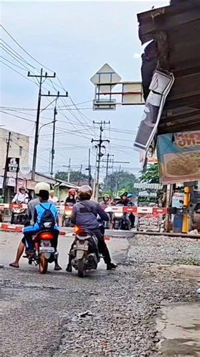 Hati-Hati! Palang Perlintasan Kereta Api SMR udah nutup #shorts