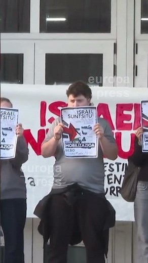 Vuelcan varios contenedores y queman uno de ellos en el campus de la EHU en Leioa (Bizkaia)