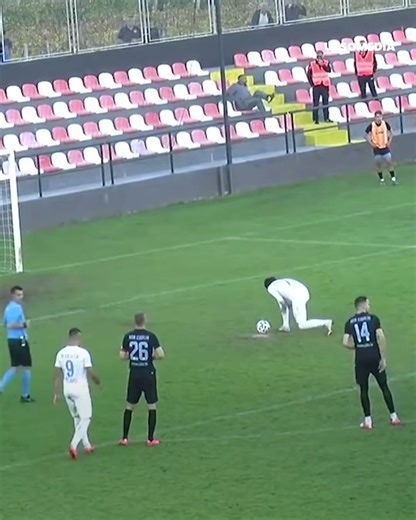 2.9M views · 10K reactions | Le tir au but le plus intelligent de toute l'histoire | Cracks du sport | Facebook