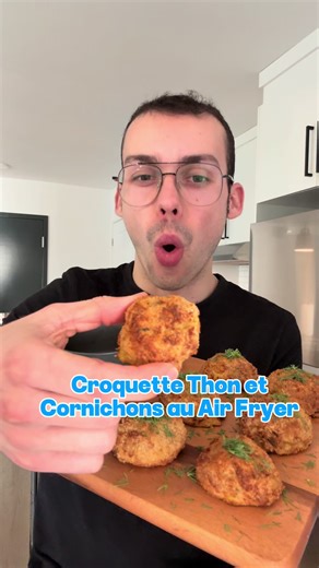 Croquette de thon au cornichon au Air Fryer 🍣🥒 Ingrédients : .4 cannes de thon à l’aneth et citron (acheté chez Métro) .1 à 2 branches d’oignons verts, finement hachées .2 œufs .Épices à cornichons (acheté chez Costco), au goût .Poudre d’ail, au goût .Sel et poivre, au goût .Sauce Curry sans sucre de chez @Shop Santé 10% avec mon code : CEJDIABETE10 ! Après avoir formé les croquettes, rouler dans : .Panure panko et vaporiser avec Huile en spray dans le Air Fryer Cuire à 350 °F pendant environ