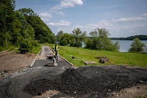 OBRAZEM: Stavba cyklostezky kolem Žermanické přehrady zdárně pokračuje
