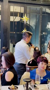 Công nhận ! Chưa thử chưa biết! Thử rồi mới hiểu vì sao " Em ý" đắt giá đến từng giọt La Prairie chính xác là " vương hậu " của thế giới mỹ phẩm ! Chưa có" Bà " nào khiến mình phải đổi thói quen và niềm tin lâu nay! Ngay hôm sau về nhà phân phát hết các thể loại mỹ phẩm cũ cho nhân viên và giữ đúng 1 mình " vương hậu và cận vệ " của La Lprairie thôi! | Dam Vinh Hung
