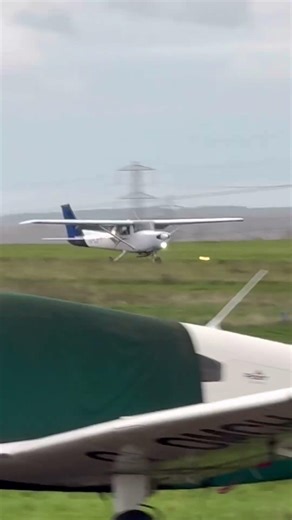 Touch and go Cessna 152 G-CIPY at Elstree