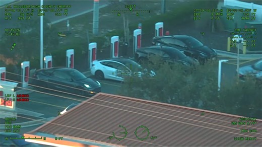 🚨𝐌𝐚𝐧 𝐀𝐫𝐫𝐞𝐬𝐭𝐞𝐝 𝐨𝐧 𝐌𝐮𝐥𝐭𝐢𝐩𝐥𝐞 𝐅𝐞𝐥𝐨𝐧𝐲 𝐖𝐚𝐫𝐫𝐚𝐧𝐭𝐬🚨 On January 19, 2026, at approximately 5:45 p.m., deputies with #teamHCSO, with assistance from our Aviation Unit, arrested Jaureecio Thornton, 26, in connection with multiple felony warrants. Thornton was seen inside a Tesla at a charging station at a Wawa on East Hillsborough Avenue. Deputies searched the vehicle, where they located a handgun with multiple rounds of ammunition, marijuana, oxycodone, and multiple cre