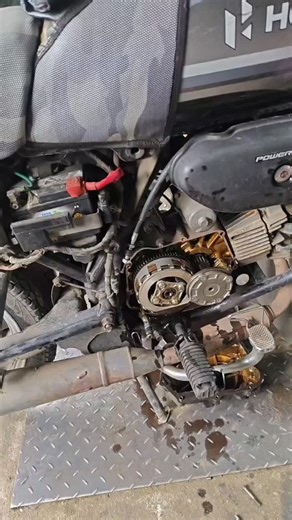 Rajesh V on Instagram: "Splendor plus bs6 major problem..🤯💨 ..DM for all bike service available...⚡ Contact : HRS Garage (+91 81249 60422) #agv #ridersofinstagram #ktmdeadlyriders #mechanic #mechaniclife photoshoot picoftheday picoftheday mt mtb yamaha ns ns200 india kerala duke duke390 ktm rayban yamaha aprilla rx rxking india indonesia indonesian kingrxking today trendingnow indonesia r15gen3 duke viral trending"