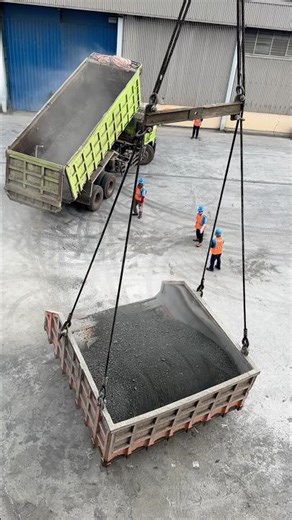 Process dumping clinker into the bucket #ltruck #clinker #dumping