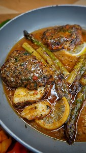 ROASTED GARLIC LEMON PEPPER WHITE FISH IN A HERB BUTTER SAUCE & ASPARAGUS 🚀🧨🎉💯🤩🥵💰🚀💃🏽🚦🎯. The tastiest, quick and easy Cod filets, that are rubbed with an amazing Caribbean spice mixture before frying. Then cooked in the most IRRESISTIBLE spicy garlic butter sauce with Asparagus. All comes together in 30 MINUTES. Served it with some creamy mash. Perfect weeknight meal!! . . DM FOR MORE INFO TO GET MY DAILY RECIPES. . . #cod #pescatarian #roastedgarlic #fish #foodporn #foodreel #recipe 