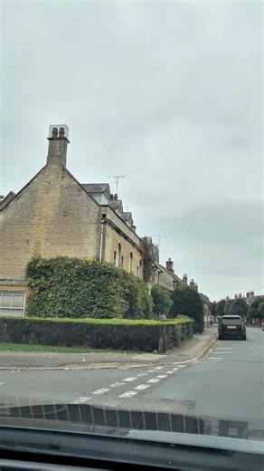 📍Bampton, Oxfordshire UK Driving through Bampton, Oxfordshire — a charming village with roots stretching back to Saxon times. Its historic stone cottages and iconic Church of St Mary the Virgin made it a key filming location for Downton Abbey, standing in for the village of “Downton.” Quiet, timeless, and full of character. #Bampton #Oxfordshire #DowntonAbbey #FilmLocation #EnglishVillage #HistoricEngland #TravelUK #OxfordshireVillages | Yanna Yarn