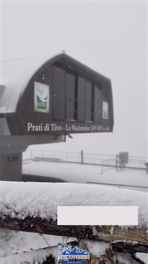 Neve Appennino on Instagram: "02/10/2025 - Le immagini che vedete sono state girate poco fa da Steven Beverage, che ci mostra come salendo dai Prati di Tivo verso Cima Alta la quantità della neve al suolo aumenta progressivamente. All’arrivo dell’impianto a fine e’ presente qualche centimetro, mente alla base dei Prati ogni tanto in mezzo alla pioggia compare qualche fiocco di neve. La giornata si manterrà instabile e fredda. Buona visione e buon pranzo a tutti @beverestefano @la_compagnia_del_r