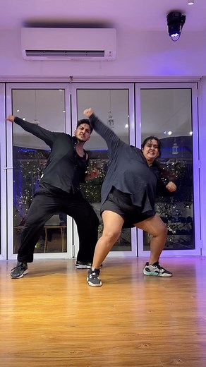 Simran Jat on Instagram: "Band Baaja Baaraat Vibes ft. #SimRush ❤️🔥 I still can’t get over the rush in this class, the magic only @harshkumarofficiall can create ❤️ He is teaching this power-packed choreography again coming weekend, head to his stories for more details 🔥 . . Choreographed by : @harshkumarofficiall ⭐️ . . @bennydayalofficial @kapoorhimani @salimmerchant @sulaiman.merchant @salimsulaimanmusic @yrf #simranjat #harshkumar #simrush #dumdum #bennydayal #himanikapoor #ranveersingh #a