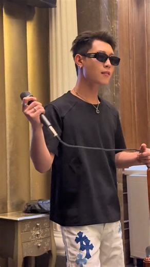 祖祖️¹¹⁰³ on Instagram: "妹妹他不说话 她看着我在笑啊 #大花轿 #痞帅 #祖祖 #zuzu #东北 #music #handsome #musicvideo #东北男孩"