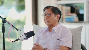 In the first episode of "BBM Podcast," President Ferdinand R. Marcos Jr. stated that the government is pursuing both primary and small-scale drug dealers while carefully adhering to due process and carrying out the anti-drug campaign without resorting to violence. WATCH: https://youtu.be/9_98v18GfNo?si=xkh4z-gsje7QnCbg | PTV