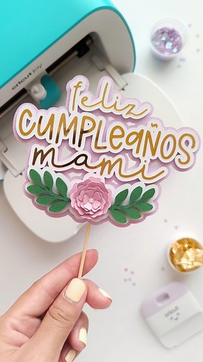 Cake Topper con Cricut Joy 😍🎂 A pesar de ser una máquina pequeñita,¿Sabías que con la Cricut Joy también podemos hacer Cake Toppers? Te permite crear proyectos lindos, su acabado de corte es muy preciso y prolijo, podemos hacer desde los proyectos más sencillos a proyectos mas detallados. Así como este Cake Toppers sencillo que hice para mí mami por su cumpleaños, no contiene tantas capas y es que en gustos pues los prefiero así, sin tanto volumen, para que la protagonista también sea el paste