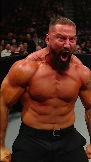 Bron Breakker corrió toda la rampa para una brutal lanza sobre Dragon Lee 😤