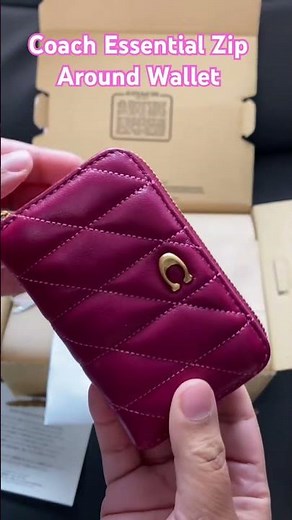 A small item I picked up from Coach’s fuchsia release #coachunboxing #coachbag #coachwallet