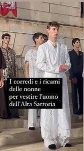(✍️ di Paola Pollo) Dolce e Gabbana e le tradizioni è una storia che continua. Ad Ostuni, la città bianca, i due stilisti al rullo di tamburi e parata di cavalli come alla festa di sant’Oronzo, presentano un’Alta Sartoria confezionata con i corredi di una volta. Quelli che le madri e le nonne ricamavano in anni e anni e le ragazze poi portavano in dote con orgoglio. Lini corposi e preziosi: tovaglie, asciugamani, tende, copriletti e camice da notte. Lini pesanti e ricamati che mani coraggiose ha