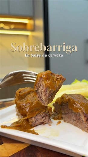 La sobrebarriga más suave y jugosa 🤤🍺 Si creías que la sobrebarriga solo quedaba rica en salsa… tienes que probar esta versión en salsa de cerveza. Queda tan suave que se deshace y la salsa queda de otro nivel. Ingredientes: 1.5 kg de sobrebarriga 5 ramas de cebolla larga 1 cebolla blanca 2 zanahorias 2 dientes de ajo 1 pimentón rojo 5 cucharadas de salsa de soja 1 cerveza rubia Especias: orégano, comino, pimienta, laurel y sal Acompaña con yuca y guacamole 🥑 Guarda esta receta porque cuando 