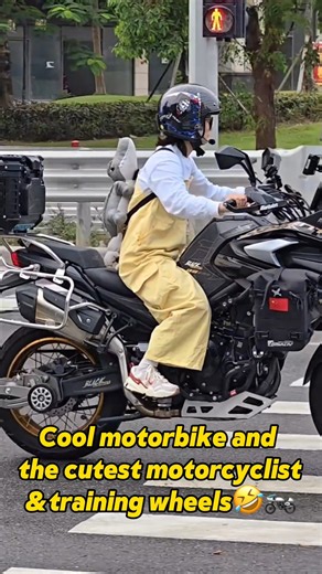 Huanqiu.com on Instagram: "🏍This tiny girl on a full-size #motorbike?! And wait—are those little wheels helping her balance? That’s adorable. Dream-bike mode unlocked.#fyp #funny"