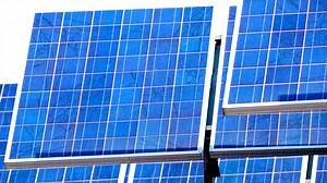 Warum sind vertikale PV-Anlagen so effizient? Studie liefert Antworten