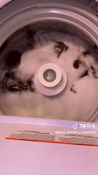 Just a simple relaxing load 🫧💚#dolaundrywithme #LaundryWithJay #laundrytok