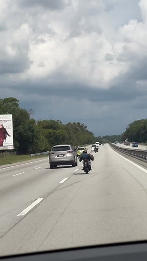 This ain’t Fast & Furious bros, ni highway Malaysia, bukan movie set wooi! ‘Superman’ konon, tapi yang terbang nanti nyawa sendiri, even worse, nyawa orang lain 🤦🏻‍♂️ What can do we do to get rid of this “culture” 😞 #fyp #foryou #foryoupage #viral #viralmalaysia #safetyfirst #superman | Kev Lai