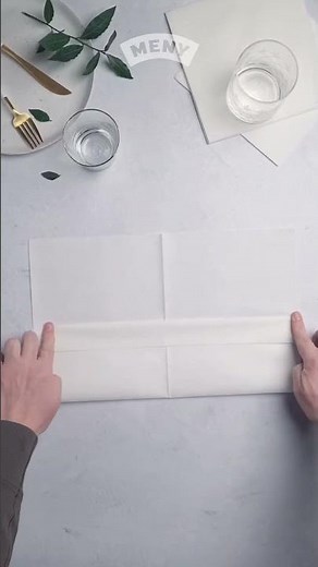 Slik bretter du serviett med bestikklomme