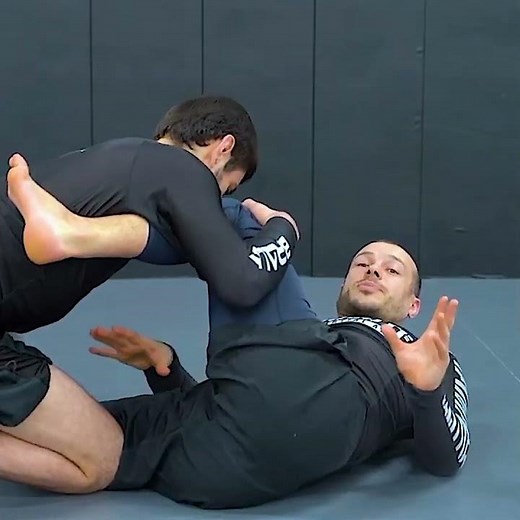 GUARD RETENTION KNEE THROUGH DRILL by Lachlan Giles