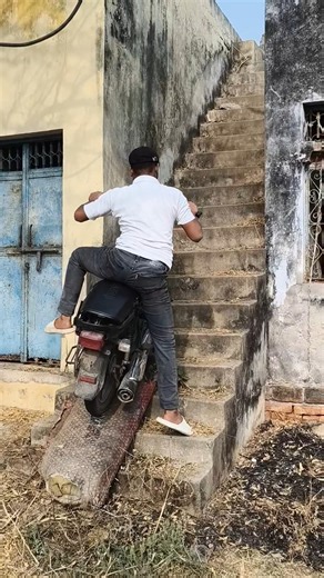 Mission seedhi chadhana… fail ho gaya 😅”