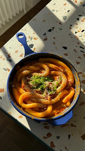 Gaweł Czajka on Instagram: "JA-TO-MAM. Azjatyckie kluchy przesadnie długie i grube. Z resztek w lodówce, a tak właśnie lubię. Cebula, lufa, pasta gochujang i wczorajsze ziemniaki. Pomysł prosty taki, wegański i bezglutenowy. GE-NIA-LNY. Serio. Potrzebujemy na 3-4 porcje: 500 g ugotowanych ziemniaków 250 g mąki ziemniaczanej 170 ml wody sól Azjatycki sos cebulowy: 6 średnik czerwonych cebuli 120 ml białego wytrawnego wina 100 ml dobrego mleczka kokosowego pasta gochujang (ostra… z czerwonej papry