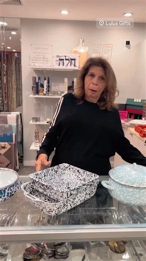 They’re back. The speckled enamel pans everyone remembers from their grandmother’s kitchen. This line has that same old-school charm, but the quality is better than ever. Lulu brought them in for one reason: the pot goes from the oven straight to the table, perfect for stews, chulent, or anything you want to serve piping hot. If these bring back memories, come in and see the full restock before they disappear again. Perfect for Thanksgiving! #lulusgifts #cedarhurst #fivetowns #enamelware #ovento