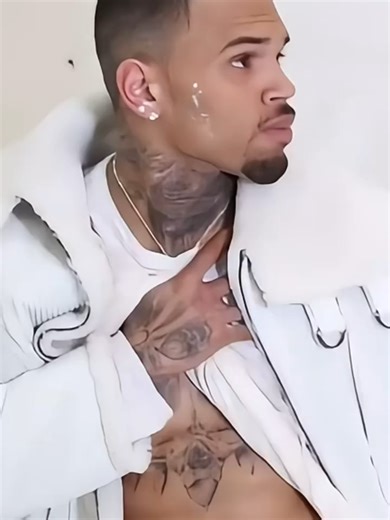 Chris Brown in his Modelling bag 🔥 #chrisbrownofficial #chrisbrown #teambreezy #chrisbrownfans #breezy #viral #fyp #1111