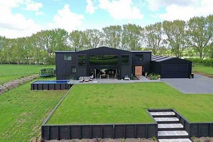 Fabriquée avec 12 conteneurs d'expédition, cette maison luxueuse au style industriel surprend tout le monde