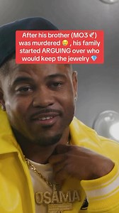 MO3’s younger brother explains that after MO3 passed, tension broke out between the baby mama, his 3 kids, and other family members over who should get his jewelry 💔💎@yns_cogotti23 says some felt it should go to the baby mama and kids — but he believes MO3 would’ve wanted him to have the chain. #reallyfestreetstarz | Reallyfe Street Starz