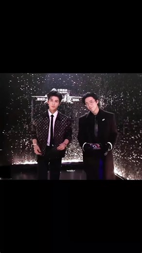 Why be so handsome when presenting an award! 😍 btw kok bisa ya panitia nya ngide gapura kabupaten jadi pembaca award 🤣 Zhang Linghe and Liu Yuning are probably the tallest pair of honor witnesses in history! #LiuYuning #Zhanglinghe #2025iQIYIScreamNight #张凌赫 #刘宇宁