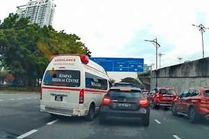 'This isn't your country': Singapore-registered Mercedes draws flak for seemingly not giving way to Malaysia ambulance