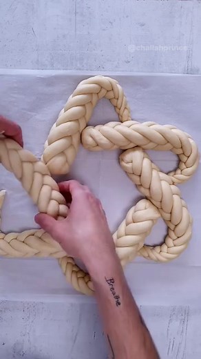 Are you ready for the last Magen David for 2023!? For this challah bread you will need: 750g AP or bread flour 75g Sugar 12g Active Dry Yeast 15g Salt 75g Olive Oil 325g Cold Water 💙Divide your dough into 25 even pieces. Each piece should be around 50g and 30cm or 28inc. 🤍Make sure to roll it thicker on one side and thinner on the other. 💙Check out my highlights for the Urban 5 braid challah. Will it be as well your last challah for 2023 ?!?! | Challah Prince