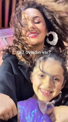 Aytac Ecehan Qəmbərova - bloger, müəllif, aparıcı, sahibkar on Instagram: "Dedi ki, mama guya modelik moda göstərsək olar? Dedim: “BUNU BİZƏ KİM QADAQA EDƏ BİLƏR?!” Linda @moonlinebaby Mən @aya_rzali Saçlarımız , #curlyhairdontcare biz anadangəlmə saç düzümlü doğulmuşuq 😅"