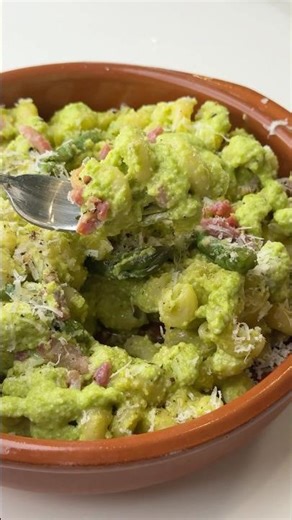 Pasta with asparagus and guanciale: the first course that saves your lunch!