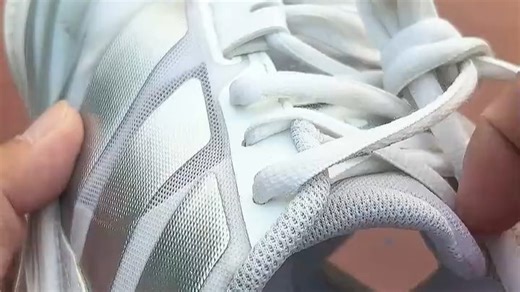 阿迪达斯Xenoburst球鞋实战测评：轻盈缓震，适合日常通勤与球场快攻，稳定支撑应对急停变向，都市运动新选择。