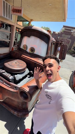 Welcome to Radiator Springs ❤️⚡️🚗 #radiatorsprings #disneycaliforniaadventure #carsland #rayomcqueen