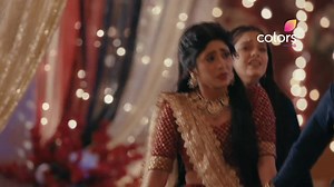 Maadi Baa forces Anandi to put 'sindoor 'on her forehead. On the other hand, Anand feels that someting wrong is happening with Anandi and she is not happy. #BalikaVadhu2 COLORS TV | India Forums