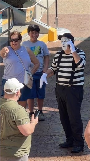 Bla bla bla 😹 Tom the mime Seaworld #seaworldmime #funny #fun #viral #comedy