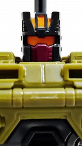 💣 @transformersofficial AGE OF THE PRIMES VOYAGER CLASS BRAWL 💣 3 down, 2 to go! Voyager Class Combaticon Brawl from Age of the Primes is finally here, and my Combaticons are almost complete and ready to form Bruticus. I seriously can’t wait to get Swindle and Onslaught. In my opinion, Bruticus is stronger and more badass than Devastator and Menasor, and he’s easily my favorite combiner. I love both his robot mode and his tank mode, and the transformation process isn’t that complicated at all.