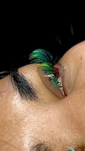 💚 ANY GUESSES? ..How many variations of green are in this color lash extension set? 🌈 I have the full rainbow and just like Skittles you should taste them all.. 🤔 WHAT COLOR LASH EXTENSIONS WOULD YALL LIKE TO SEE NEXT? 📍 AUSTIN TEXAS | ALTERNATIVE LASH ARTIST | COLOR LASH EXTENSIONS | ACCEPTING NEW CLIENTS 🔗 ⬆️ #beauty #lashartist #makeup #colorlashes #lashextensions #eyelashextensions #lashes #austin #alternative | masscaramassacre